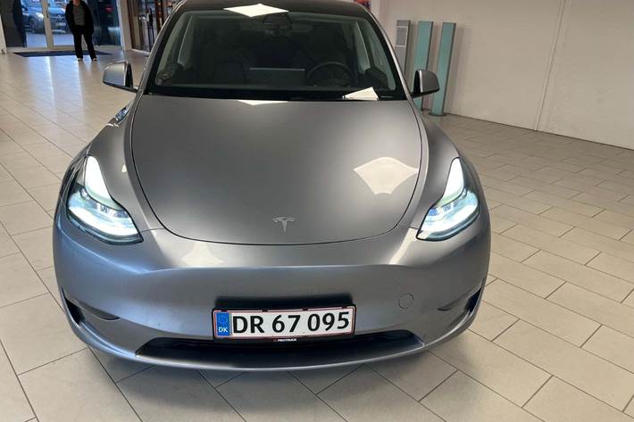 Grå Tesla Model Y fra 2023