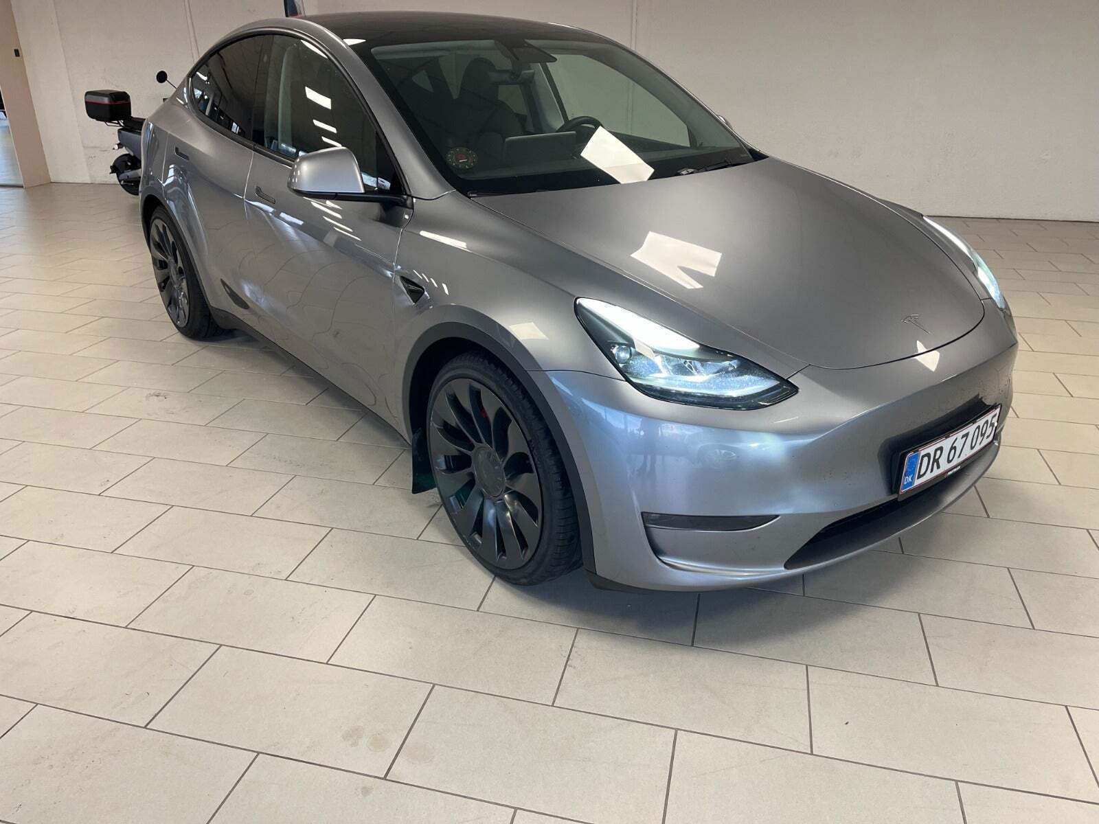 Grå Tesla Model Y fra 2023
