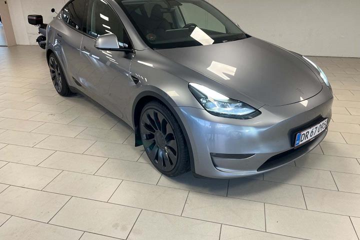 Grå Tesla Model Y fra 2023