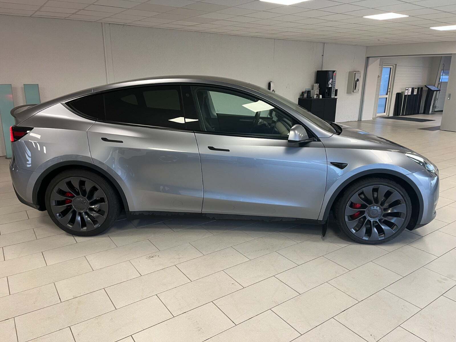 Grå Tesla Model Y fra 2023