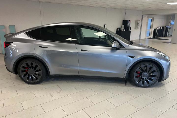 Grå Tesla Model Y fra 2023