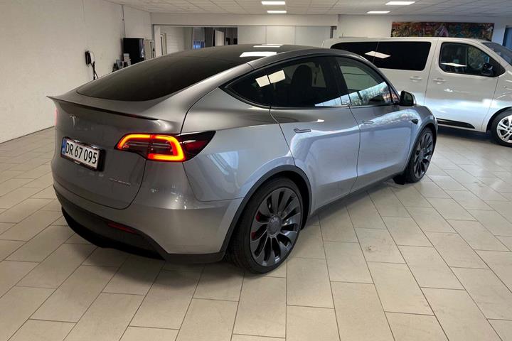 Grå Tesla Model Y fra 2023