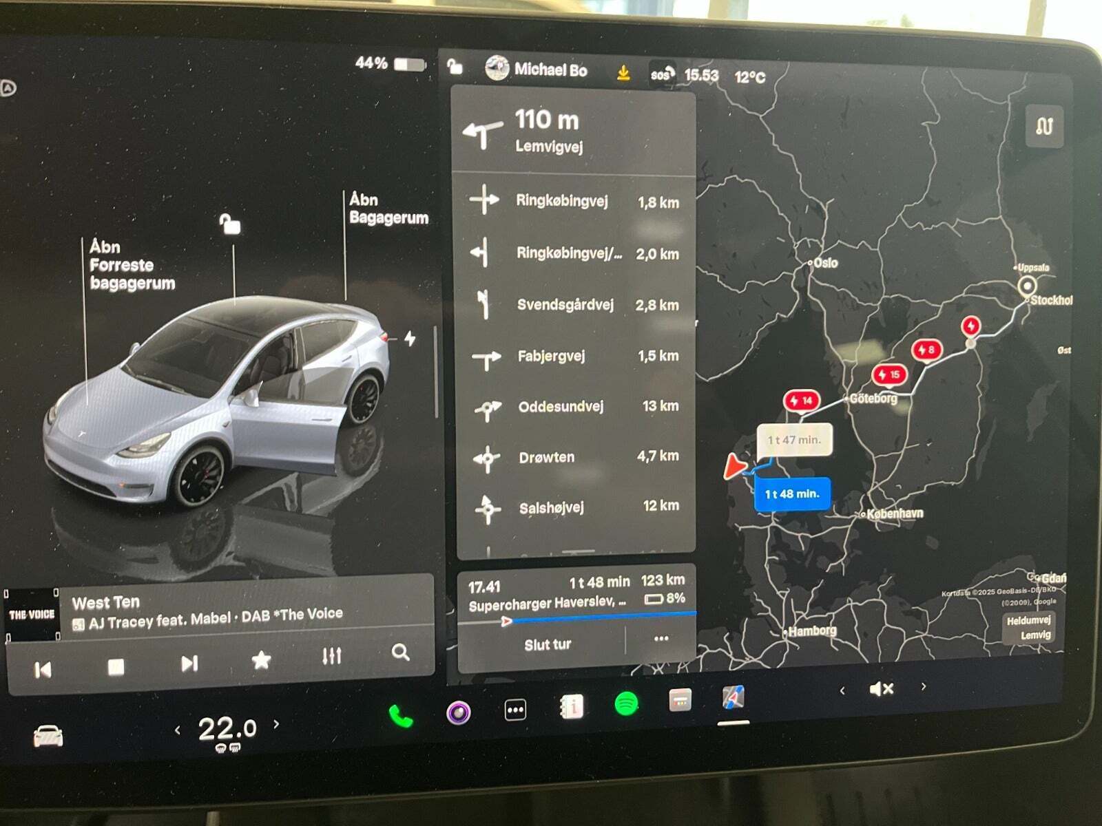 Grå Tesla Model Y fra 2023