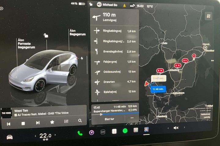 Grå Tesla Model Y fra 2023