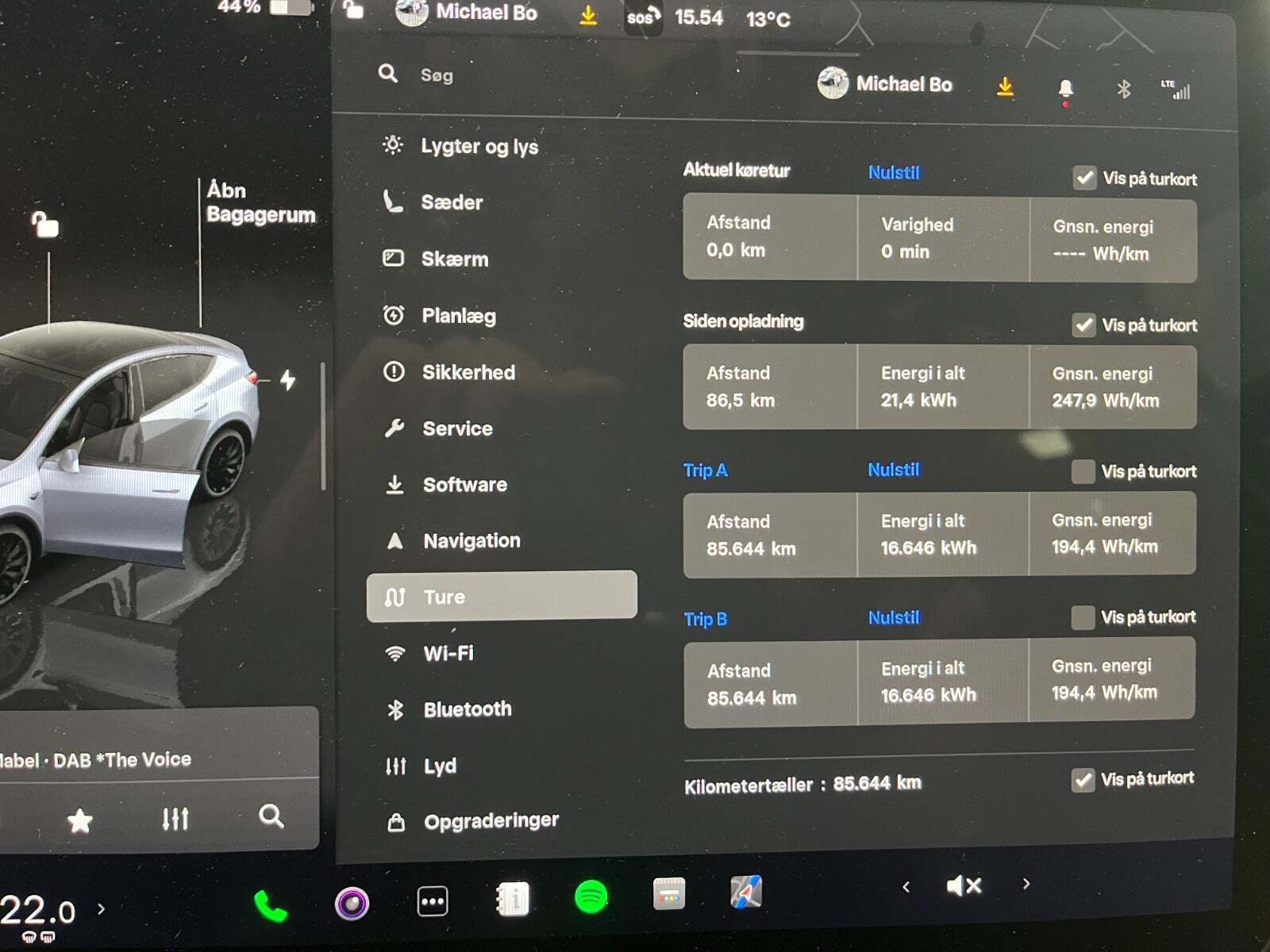 Grå Tesla Model Y fra 2023