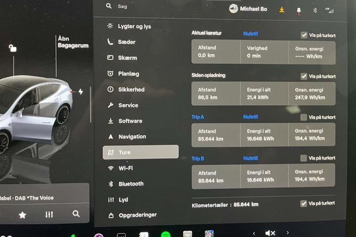 Grå Tesla Model Y fra 2023
