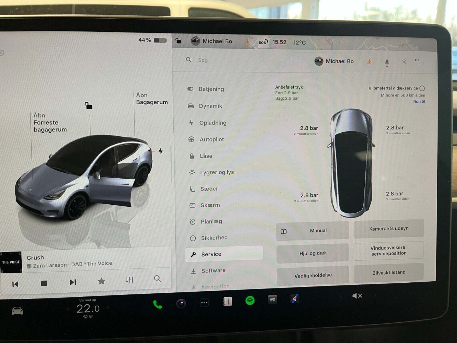 Grå Tesla Model Y fra 2023