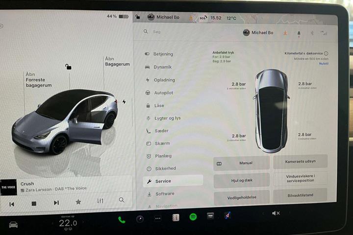 Grå Tesla Model Y fra 2023