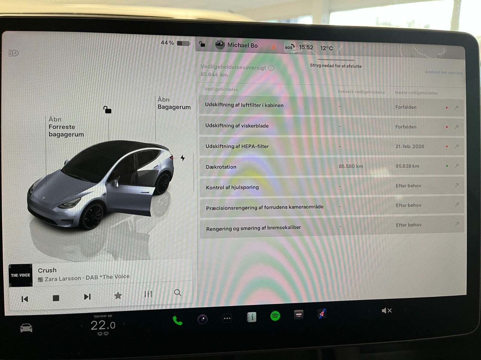 Grå Tesla Model Y fra 2023