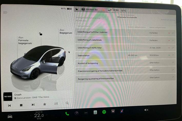 Grå Tesla Model Y fra 2023