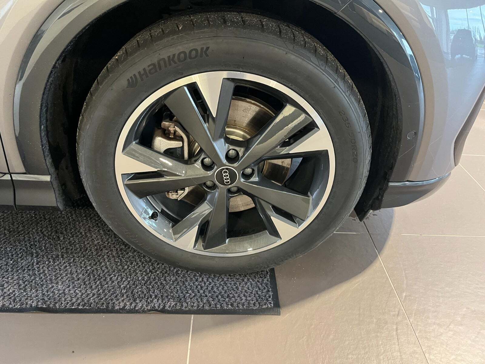 Grå Audi Q4 e-tron fra 2025