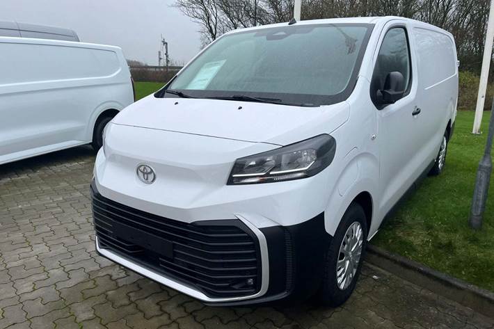 Hvid Toyota ProAce fra 2025