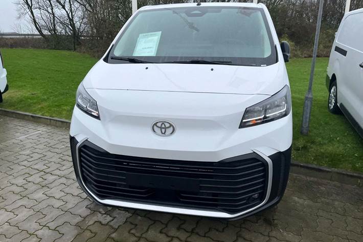 Hvid Toyota ProAce fra 2025