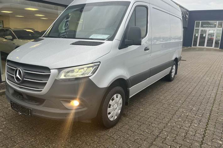Sølv Mercedes Sprinter 316 fra 2020 set udefra