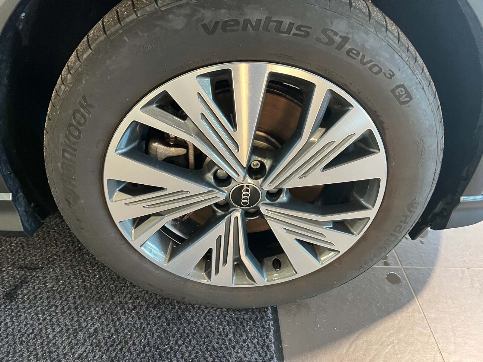 Grå Audi Q4 e-tron fra 2024