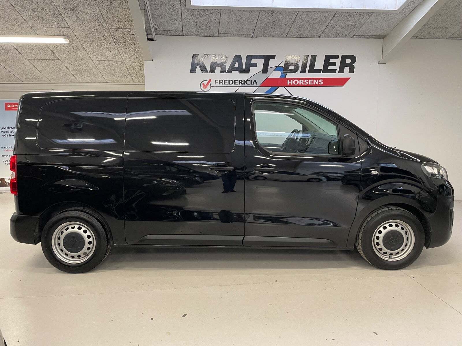 Sort Opel Vivaro fra 2020