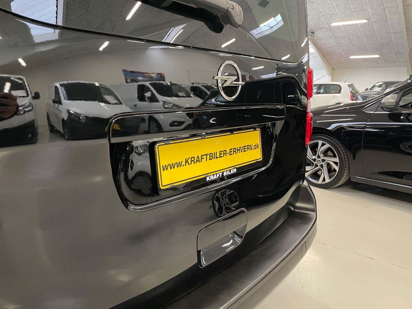 Sort Opel Vivaro fra 2020