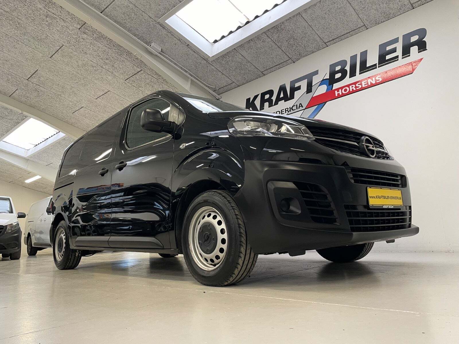 Sort Opel Vivaro fra 2020