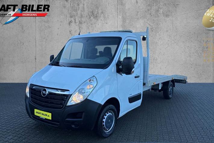 Hvid Opel Movano fra 2016 set udefra