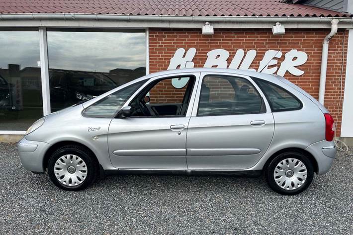 Sølv Citroën Xsara Picasso fra 2006 set udefra