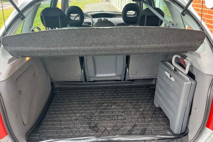 Sølv Citroën Xsara Picasso fra 2006 set indefra