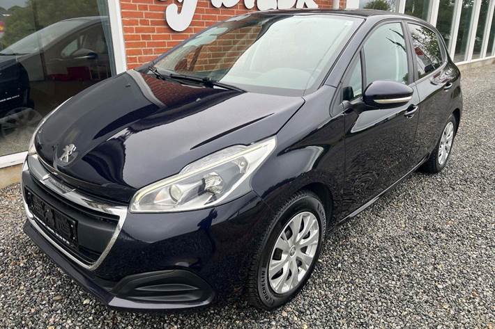 Blå Peugeot 208 fra 2019 set udefra