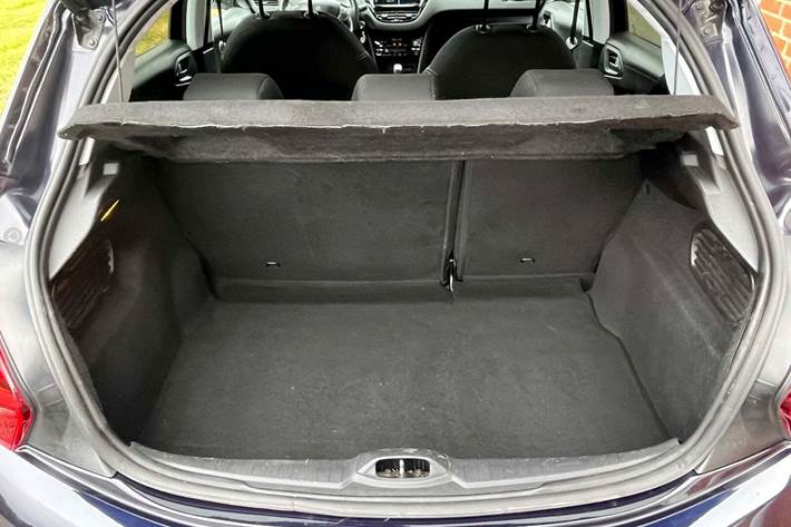 Blå Peugeot 208 fra 2019