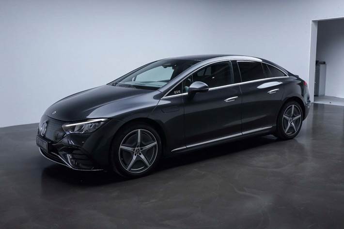 Grå Mercedes EQE350+ fra 2025 set udefra