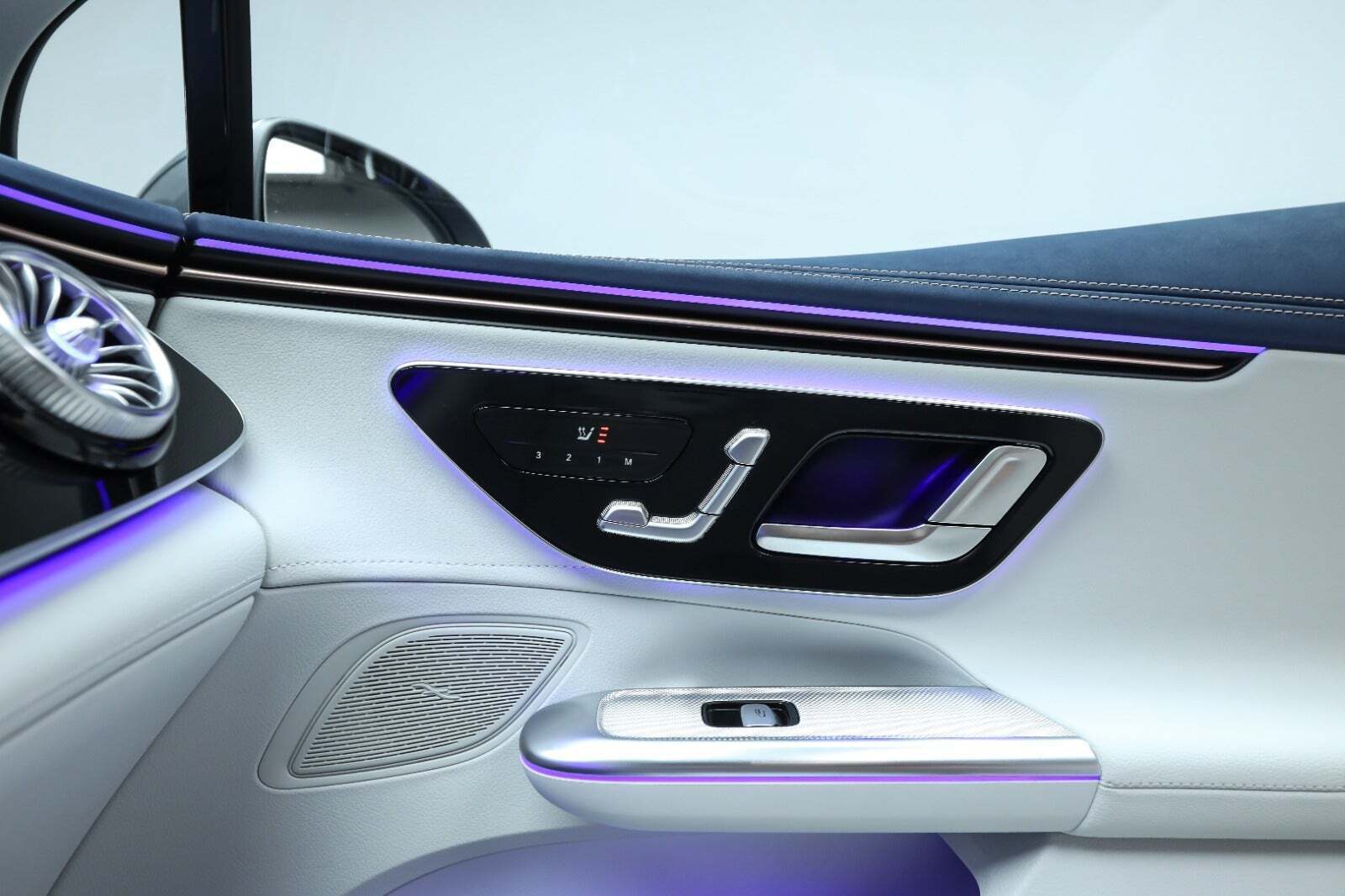 Grå Mercedes EQE350+ fra 2025