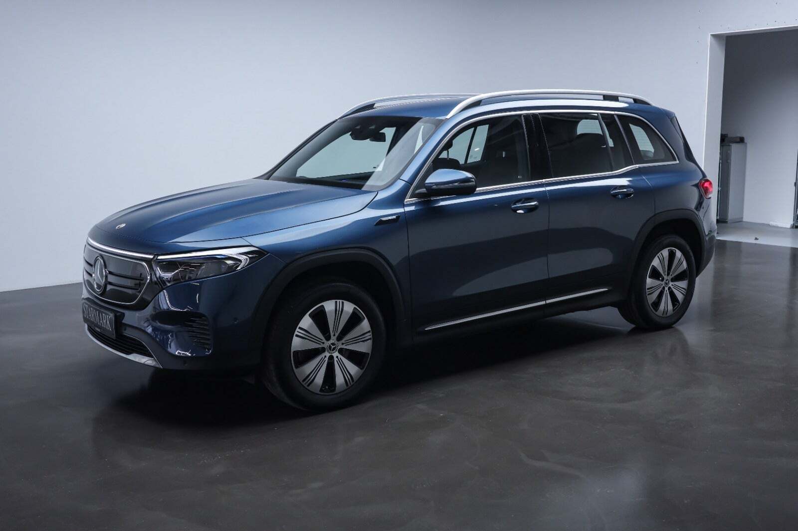 Blå Mercedes EQB300 fra 2023