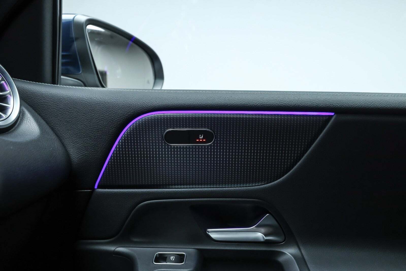 Blå Mercedes EQB300 fra 2023