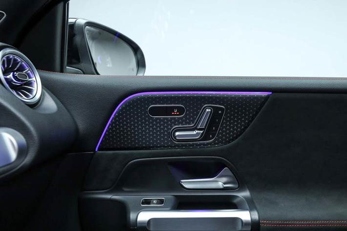 Sort Mercedes EQB350 fra 2025