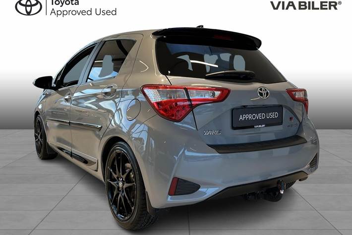 Grå Toyota Yaris fra 2019