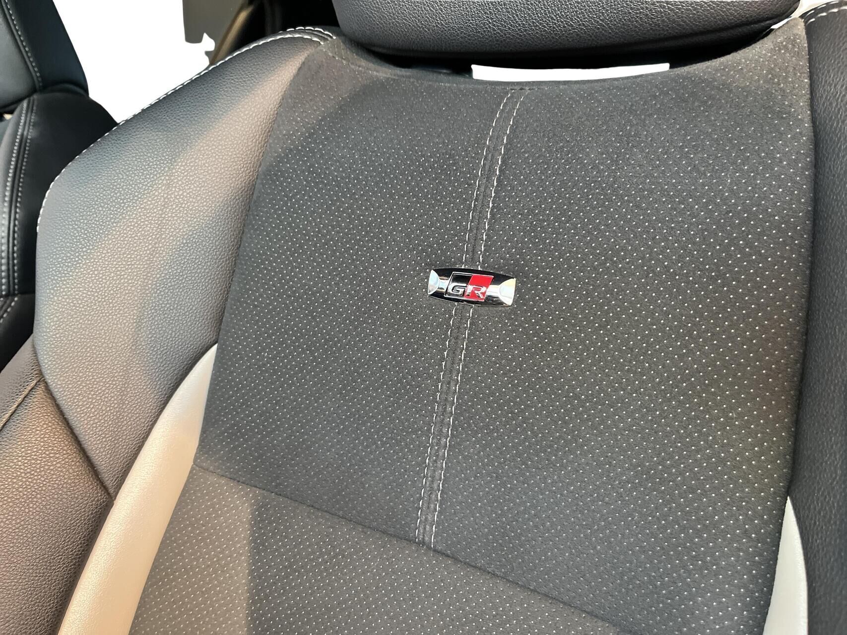 Grå Toyota Yaris fra 2019