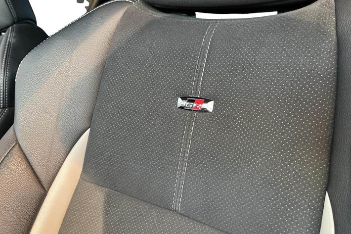 Grå Toyota Yaris fra 2019