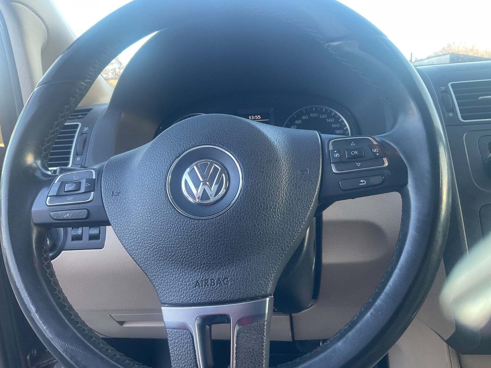 Orange VW Touran fra 2012