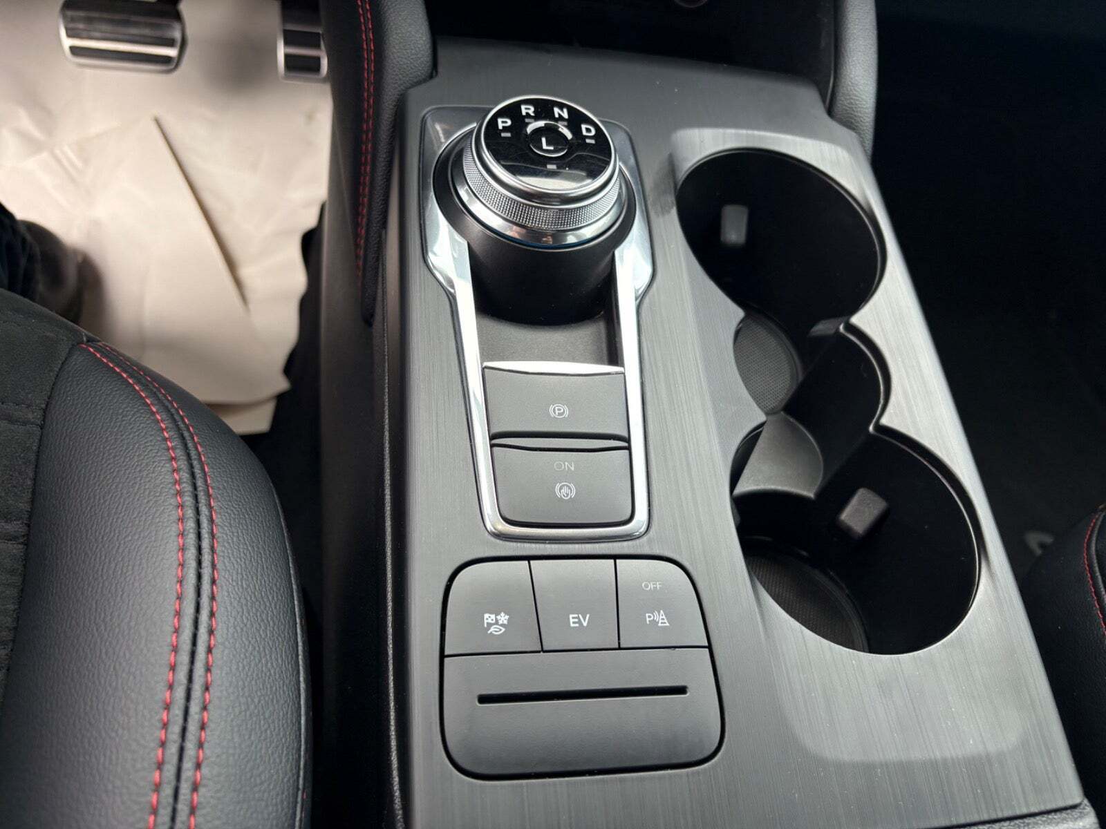 Grå Ford Kuga fra 2020