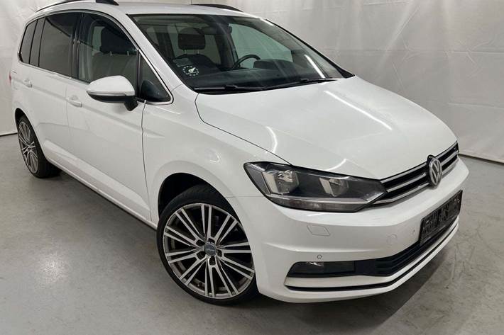 Hvid VW Touran fra 2018 set udefra