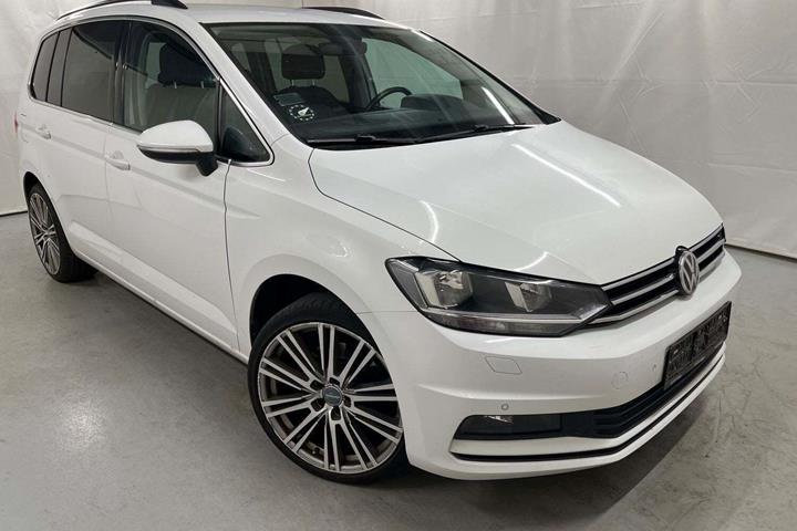 Hvid VW Touran fra 2018 set udefra