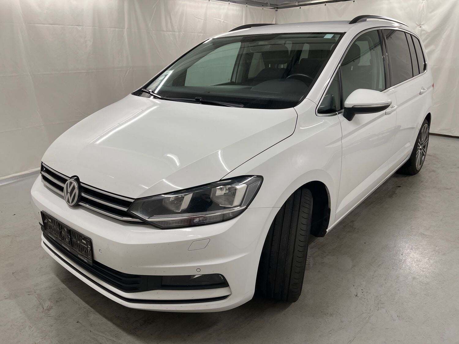 Hvid VW Touran fra 2018