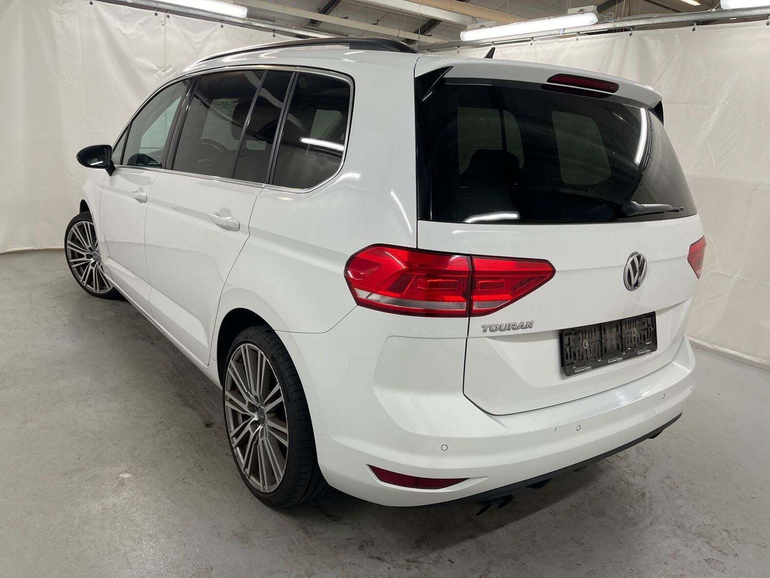 Hvid VW Touran fra 2018