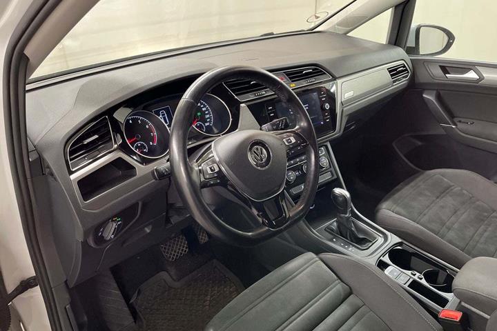 Hvid VW Touran fra 2018