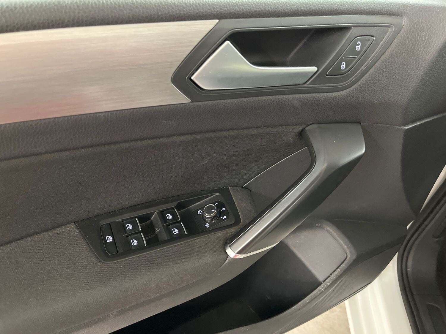Hvid VW Touran fra 2018