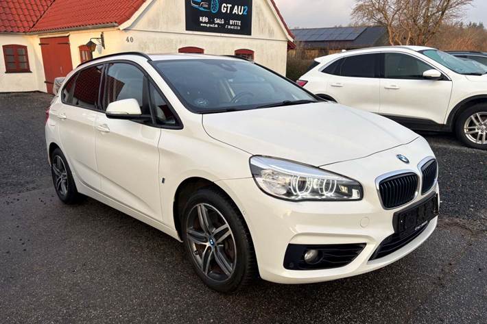 Hvid BMW 225xe fra 2017 set udefra