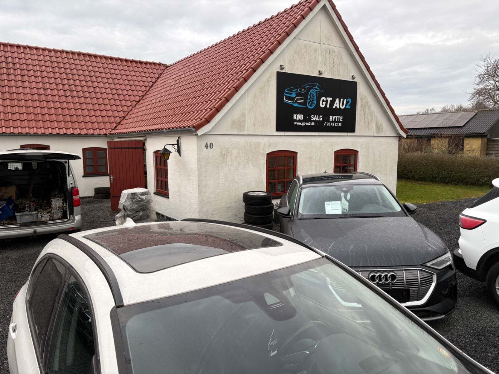 Hvid BMW 225xe fra 2017