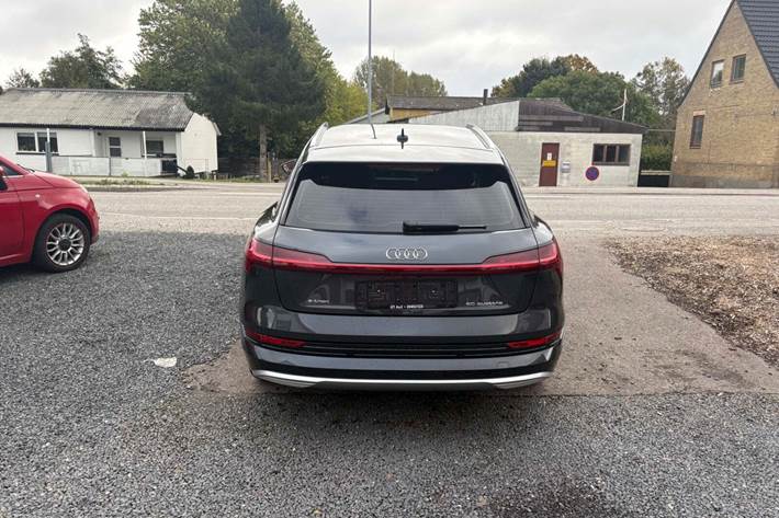 Grå Audi e-tron fra 2020