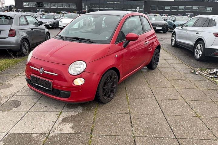 Rød Fiat 500 fra 2011 set udefra