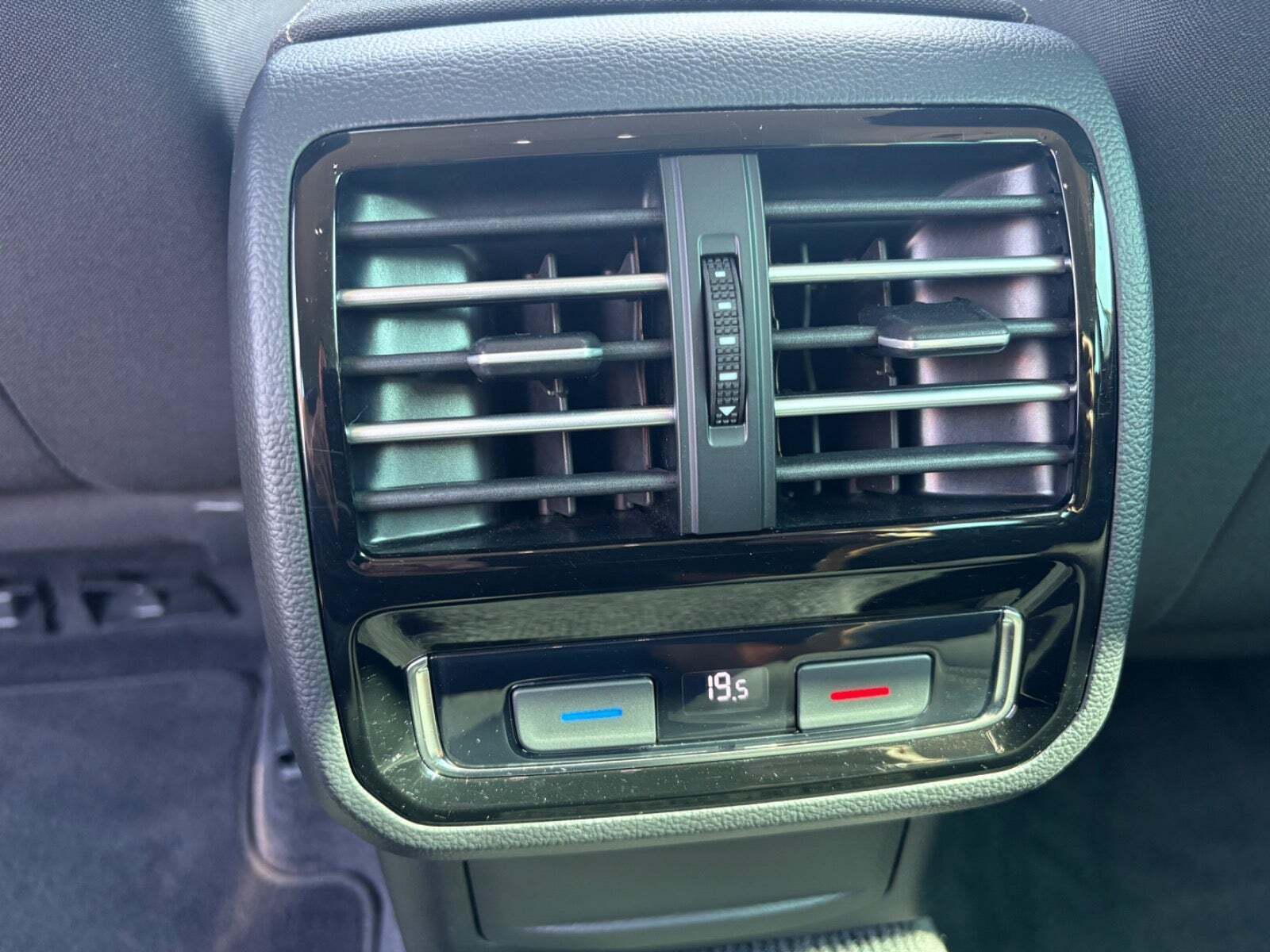 Grå VW Passat fra 2018