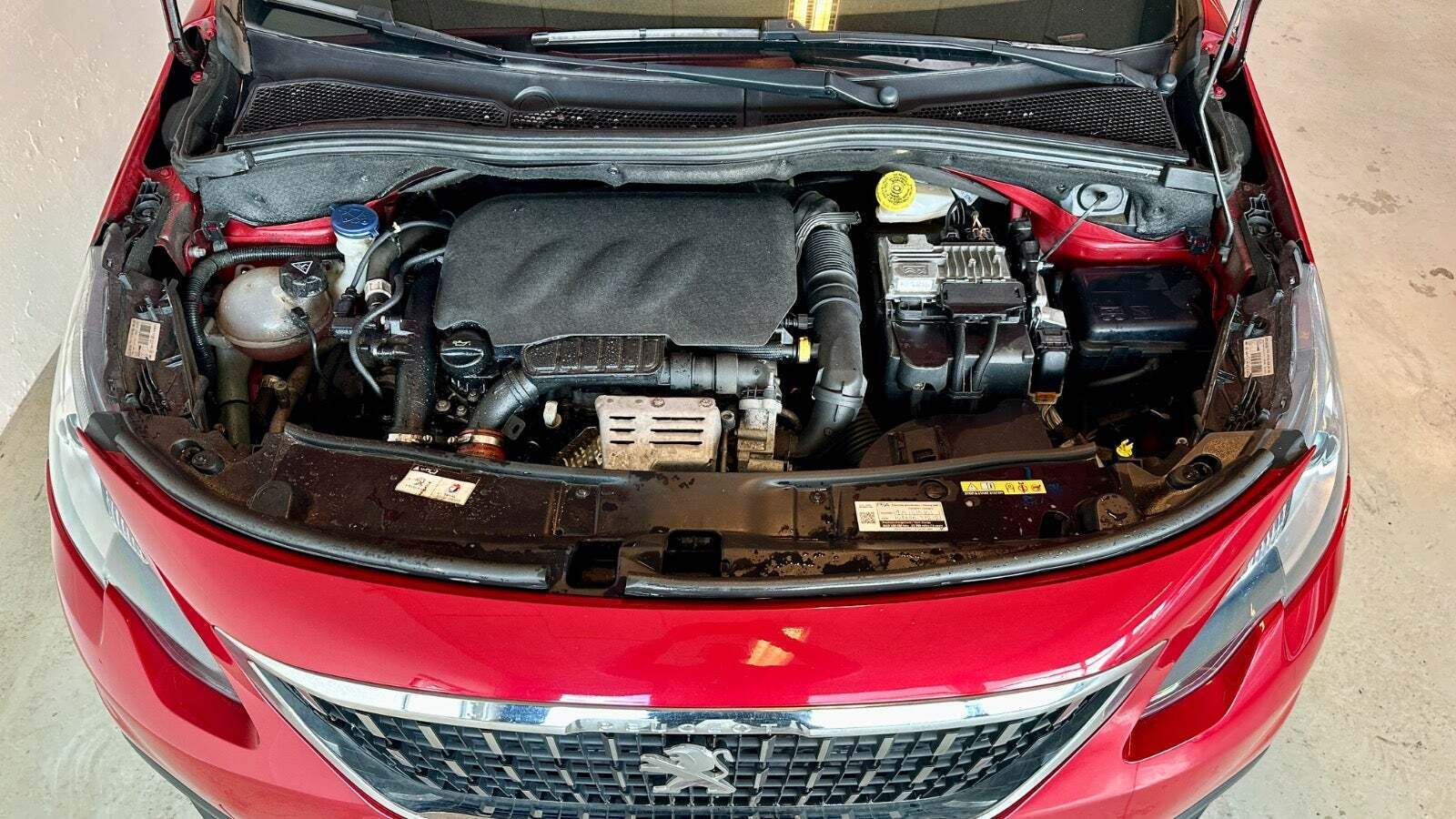 Rød Peugeot 2008 fra 2018