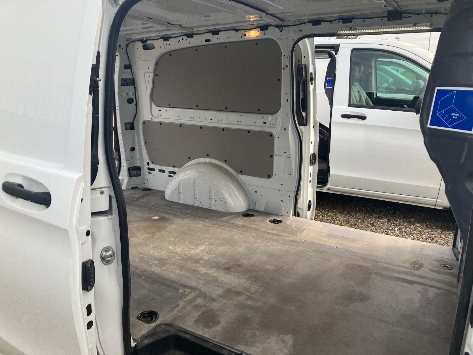 Hvid Mercedes Vito 119 fra 2021